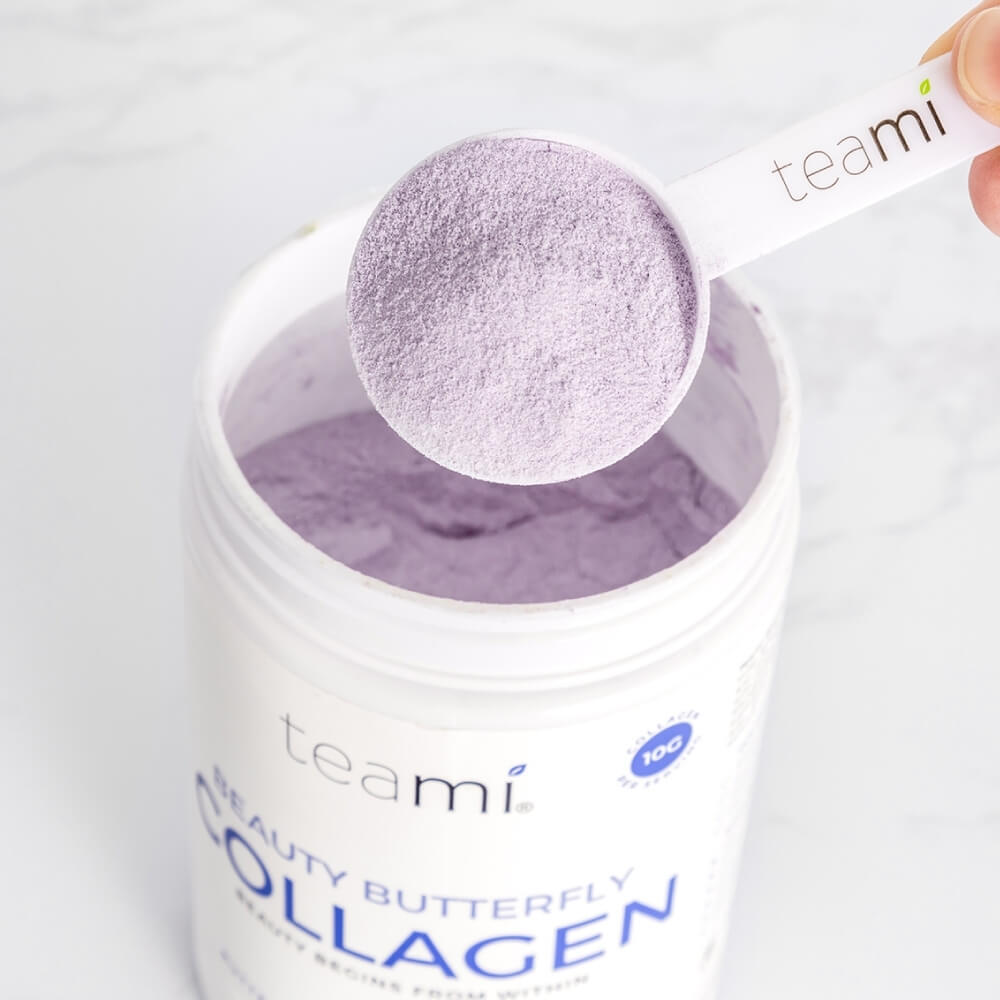 somebody holding scoop of Teami beauty butterfly collagen 